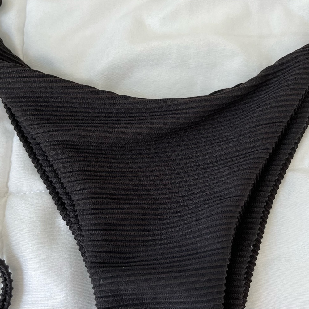 black ring bikini - Picture 3 of 5